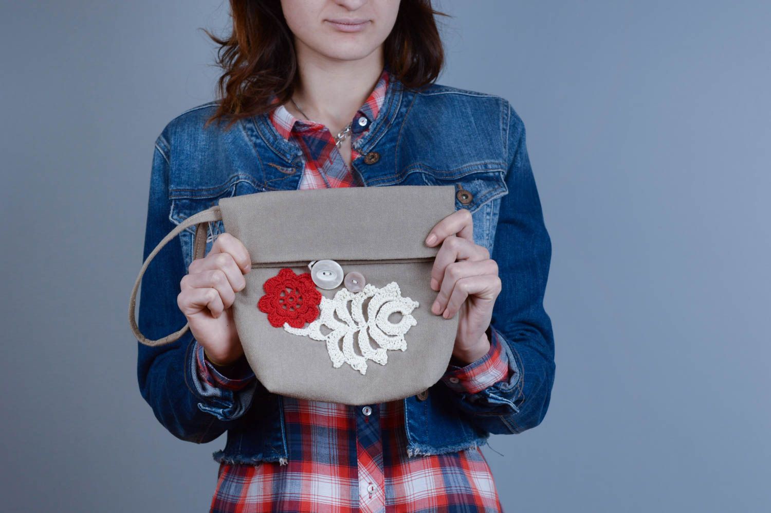 Сумка ручной работы сумка через плечо текстильная сумка с вязаным цветком серая фото 1