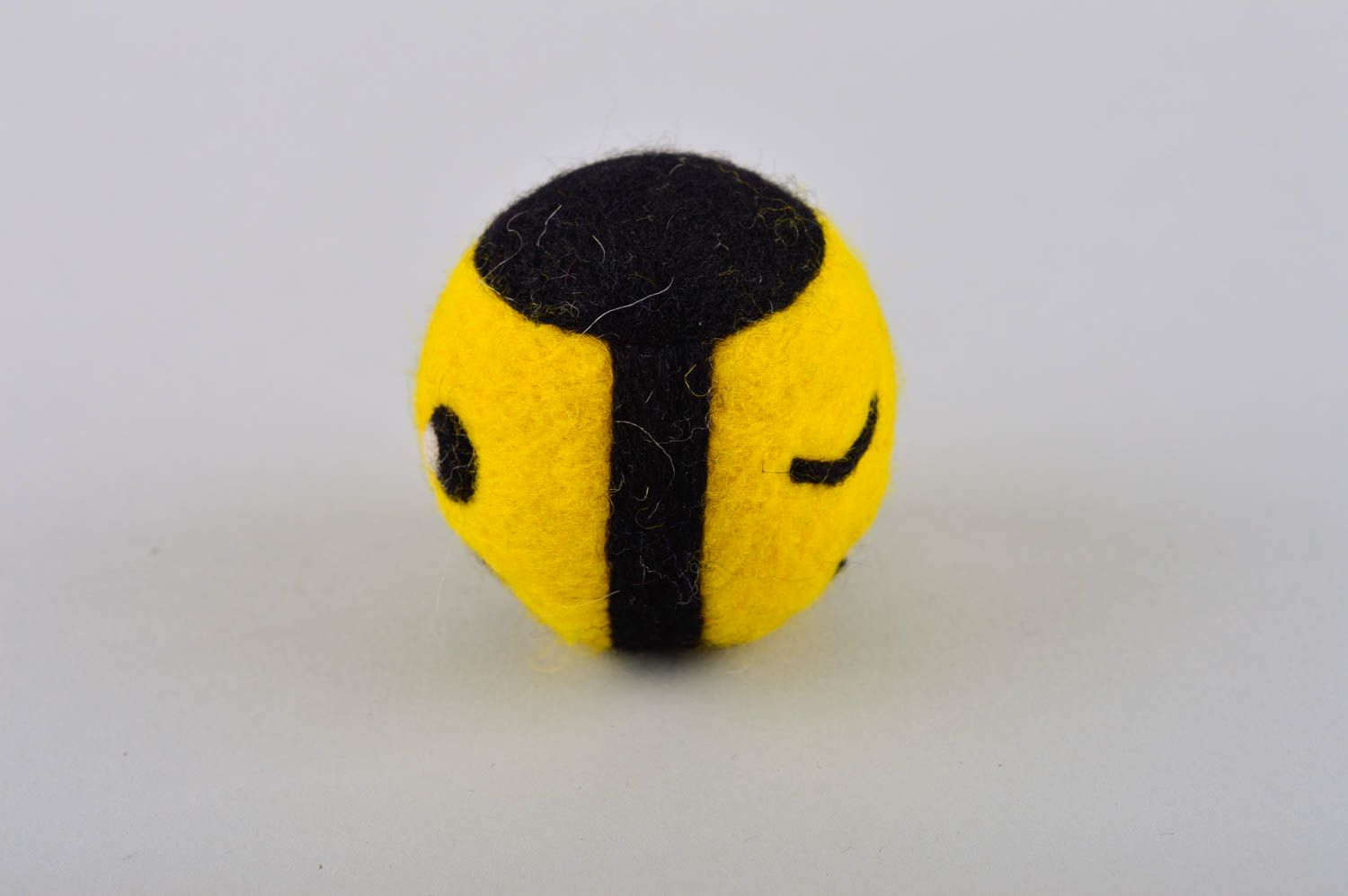 Handmade Smiley Kuscheltier kreatives Spielzeug Geschenk für Kinder aus Wolle foto 4