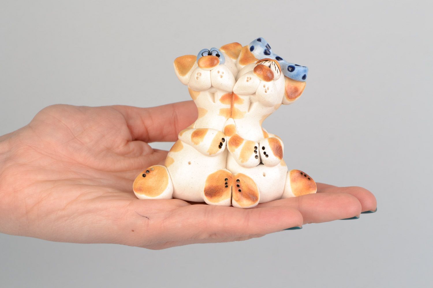 Homemade decorative ceramic figurine of hugging cats painted with glaze photo 2