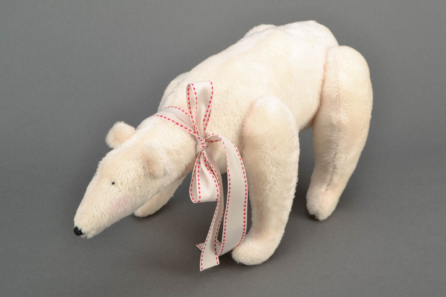 Авторская мягкая игрушка в виде белого медведя фото 1