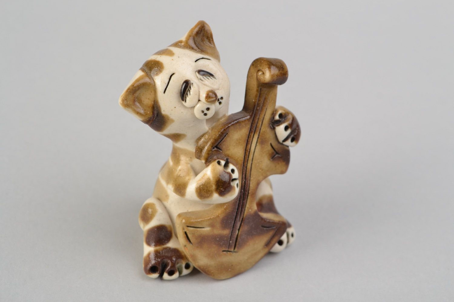 Figura cerámica artesanal de gato con violonhelo pintada en miniatura foto 4