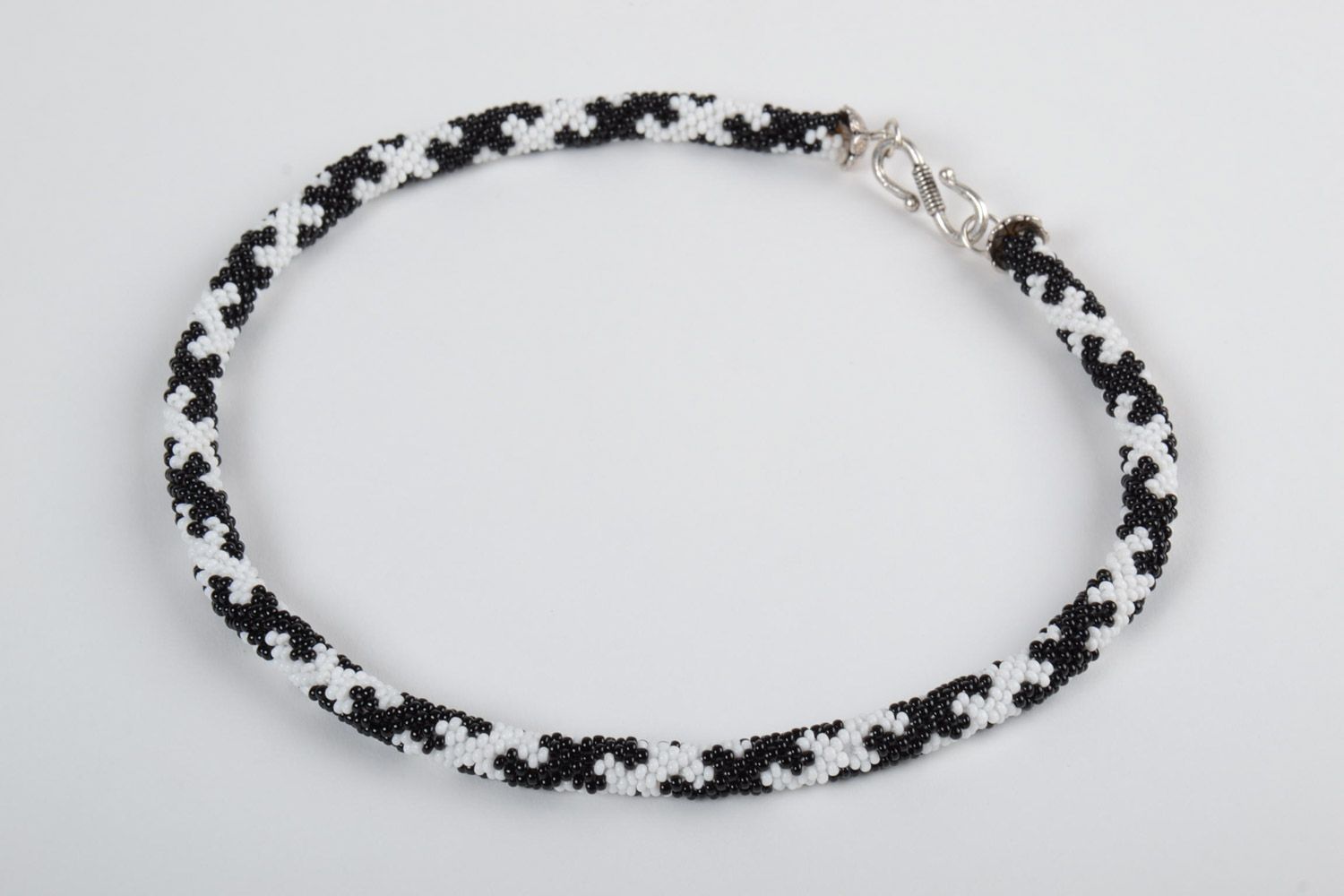 Collier crocheté en perles de rocailles blanc-noir de taille moyenne fait main photo 2
