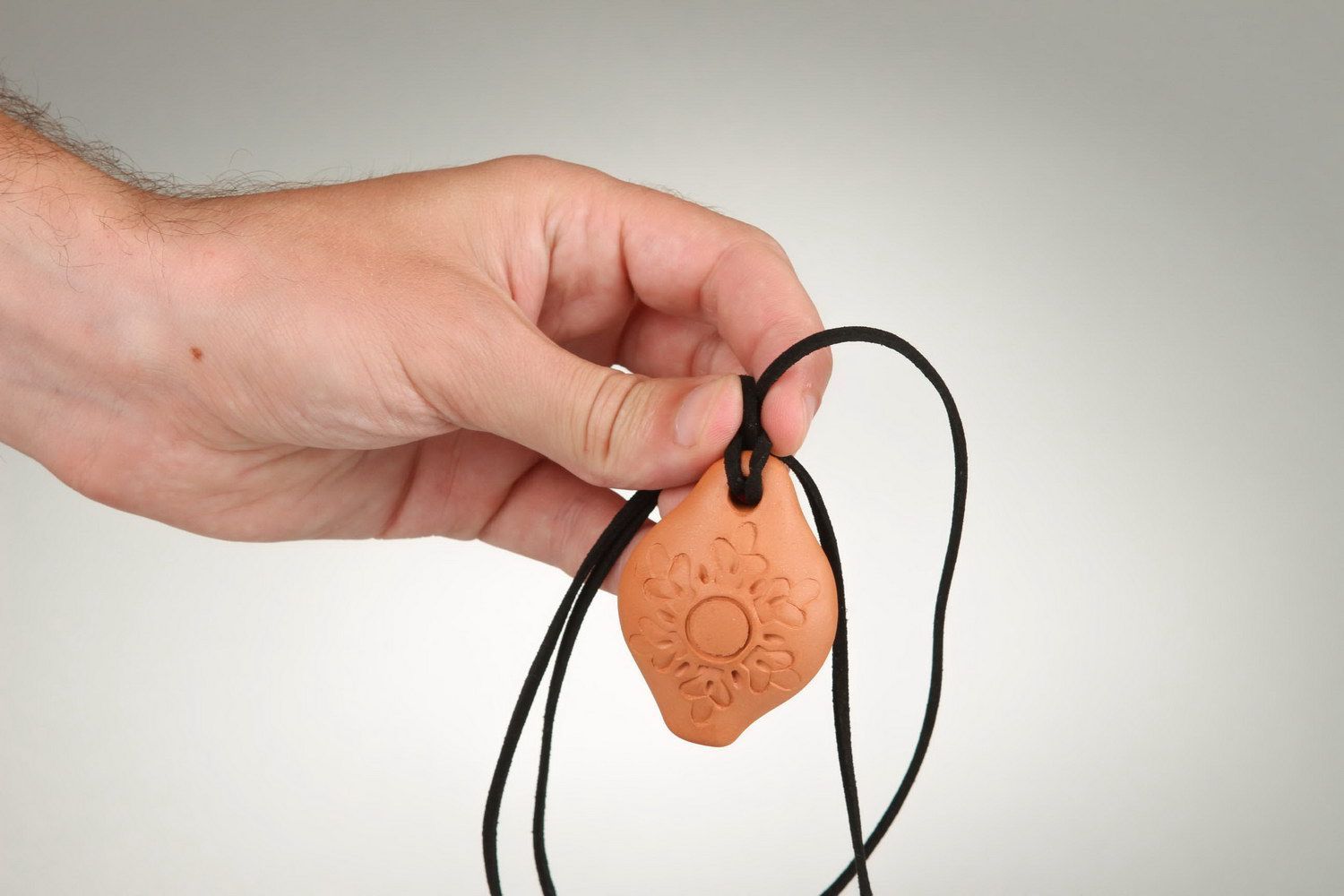 Pfeife-Amulett aus Ton mit Sonnesymbol foto 4