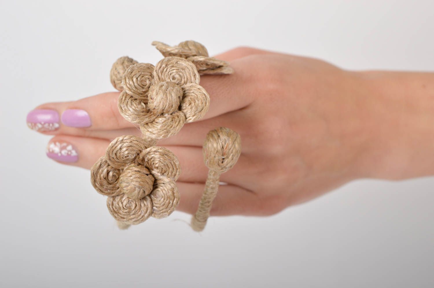 Bracelet avec fleurs Bijou fait main beige ficelle et métal Cadeau pour femme photo 2