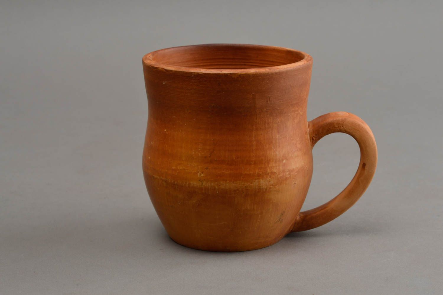 Глиняная чашка большая коричневая светлая ручной работы объемом 350 мл фото 2