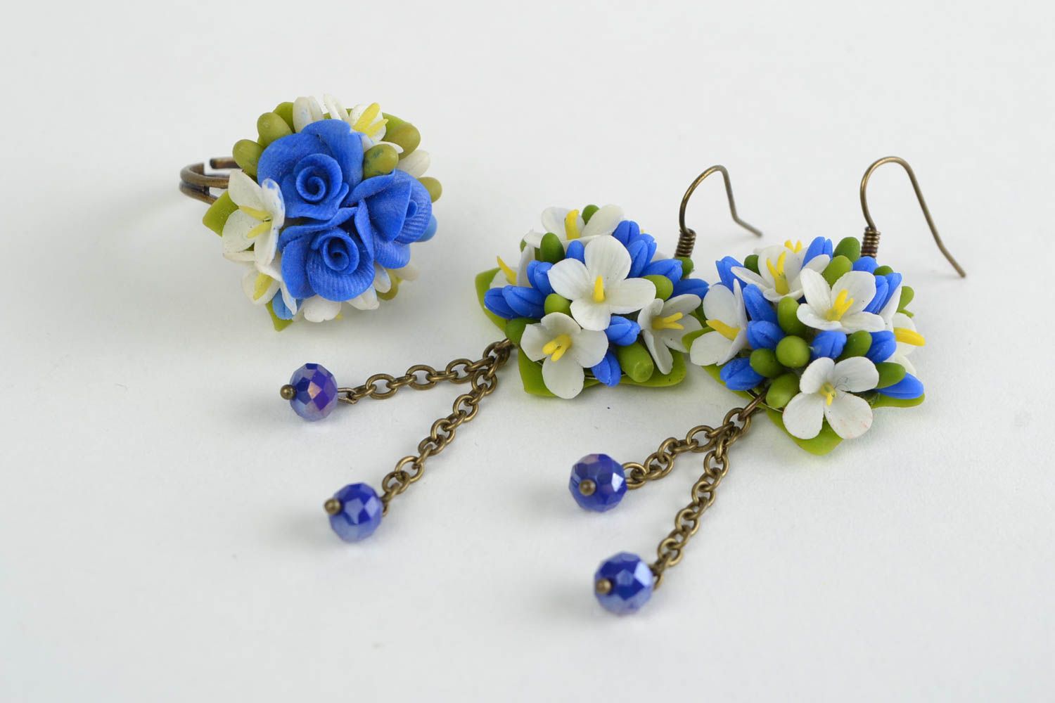 Schmuckset mit Blumen in Blau Ohrringe und Ring aus kaltem Porzellan handmade  foto 2