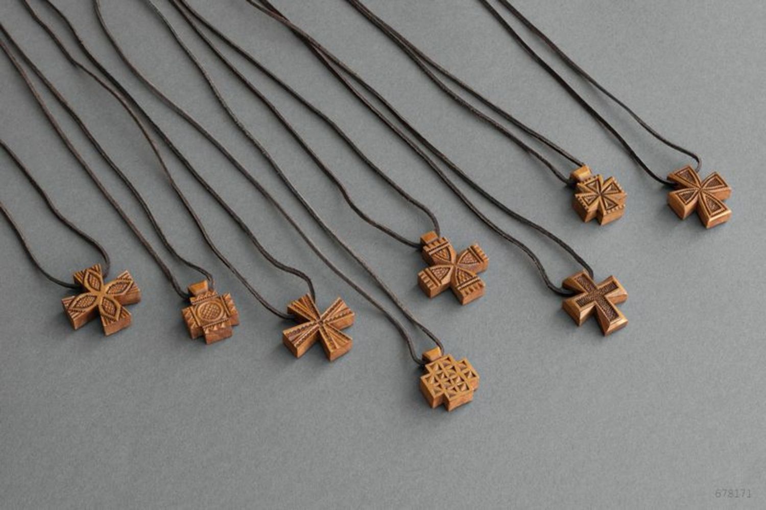 Croce di legno da collo fatta a mano Croce intagliata in legno Croce con laccio
 foto 4