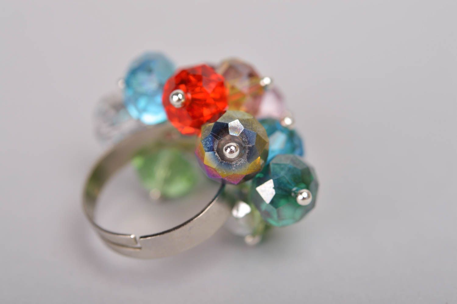 Разноцветное кольцо из бусин с регулируемым размером ручной работы фото 3