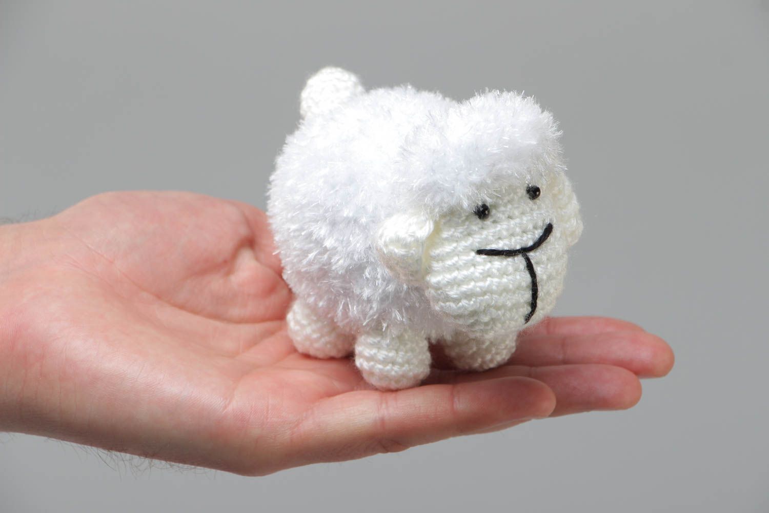 Мягкая вязаная игрушка из ниток ручной работы Белая овечка детская авторская фото 5