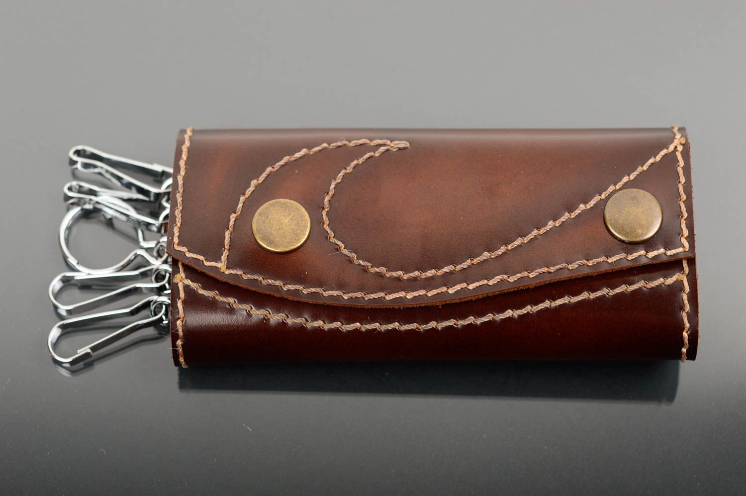 Schönes stilvolles elegantes braunes handgemachtes Schlüsseletui aus Leder foto 1