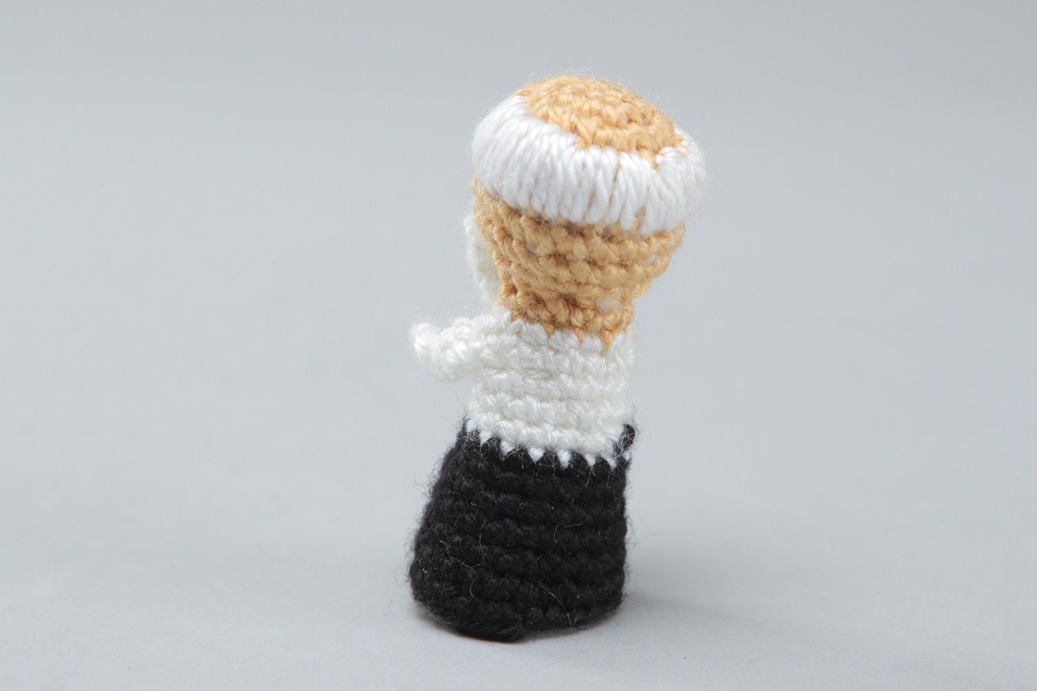 Petite marionnette à doigt grand-père tricotée au crochet faite main originale photo 2