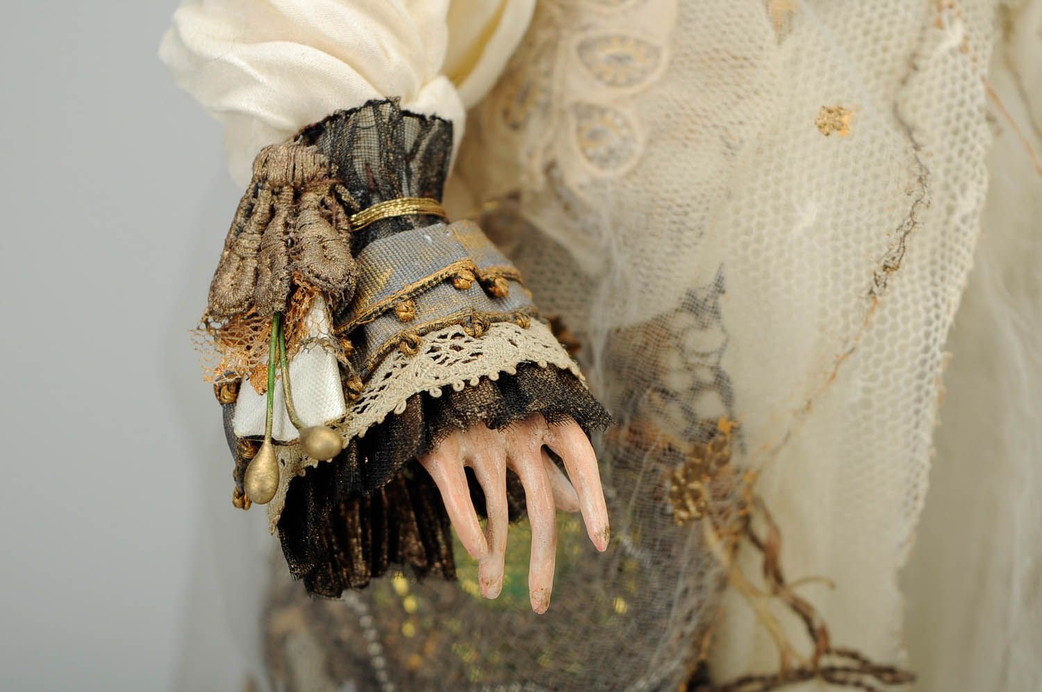 Авторская кукла из антикварных тканей Золотой век фото 4