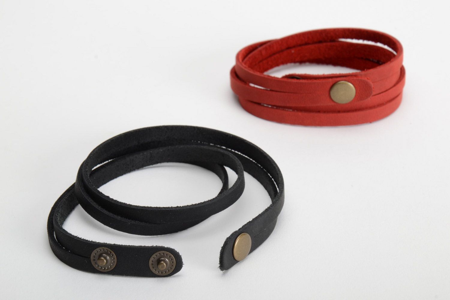 Набор браслетов из натуральной кожи 2 штуки красный и черный ручной работы фото 3