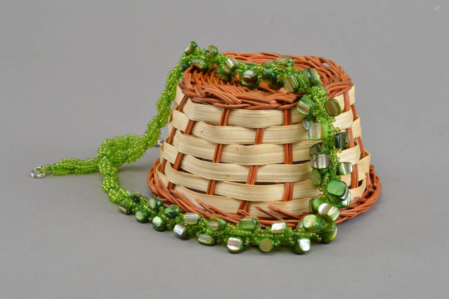 Collier en nacre et perles de rocaille fait main tressé vert design élégant photo 1