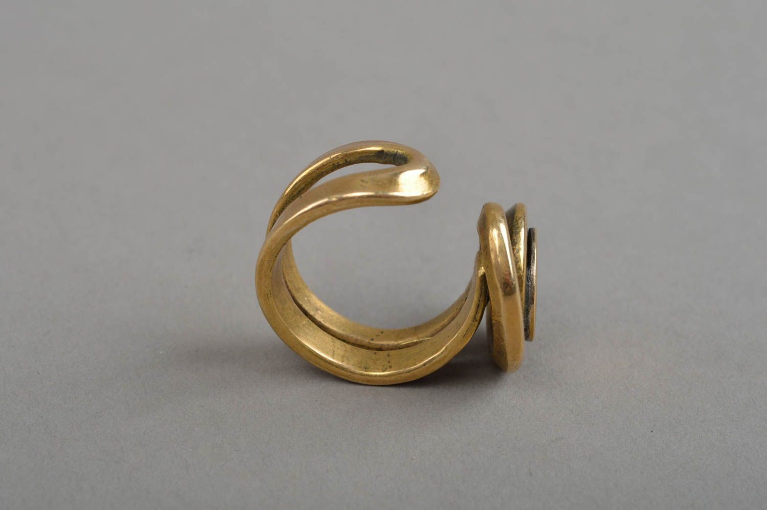 Стильное безразмерное кольцо из латуни хенд мейд с изображением знака Пацифик фото 4