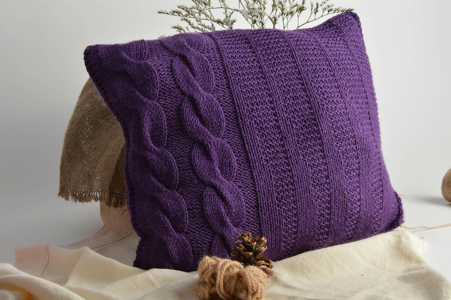 Funda de almohada tejida con dos agujas artesanal original de color violeta foto 1