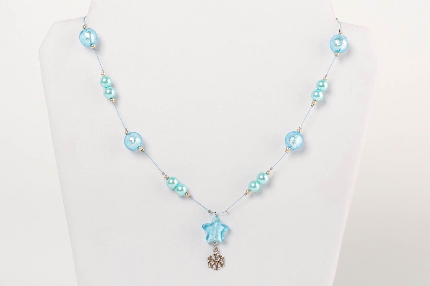 Collar de cuentas de vidrio veneciano y perlas de cerámica artesanal azul foto 1