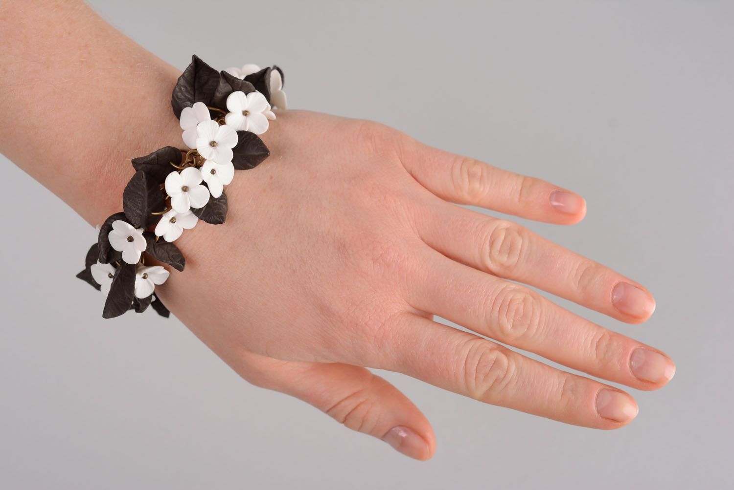 Schwarz weißes Armband aus Blumen foto 1