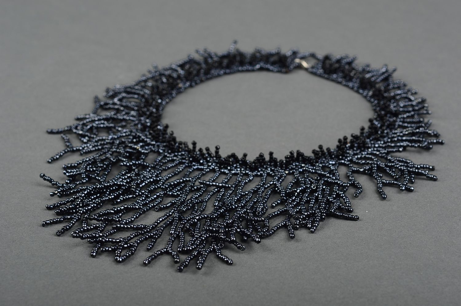 Колье из бисера украшение ручной работы ожерелье из бисера черное красивое фото 3
