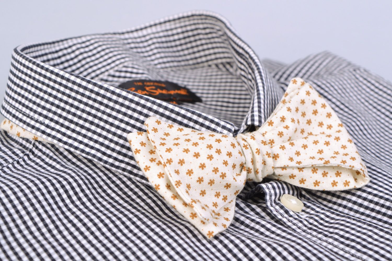 Light handmade bow tie sewn of American cotton with tender floral pattern unisex photo 1