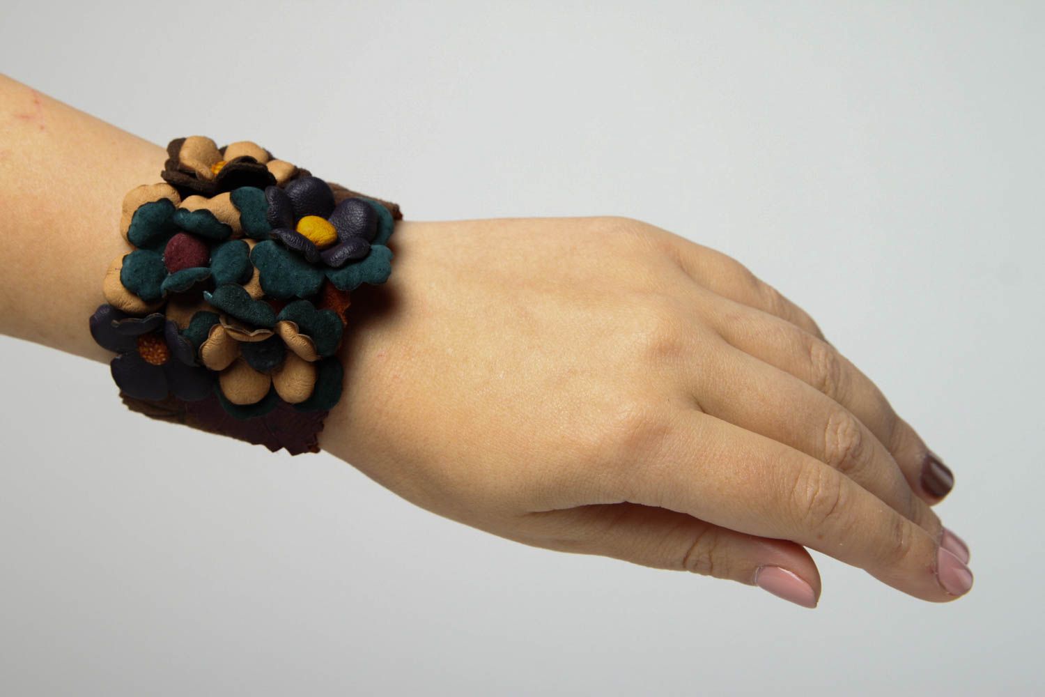 Bracelet cuir Bijou fait main brun foncé fleurs Accessoire en cuir design photo 2