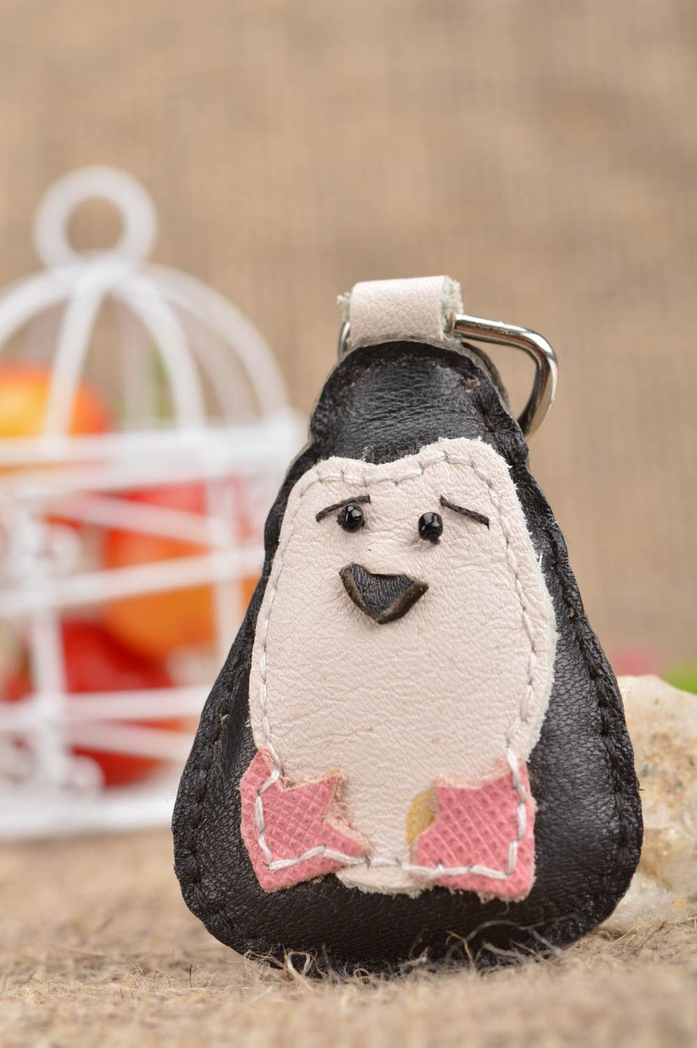 Porte-clés pingouin fait main en vrai cuir accessoire original et pratique photo 1