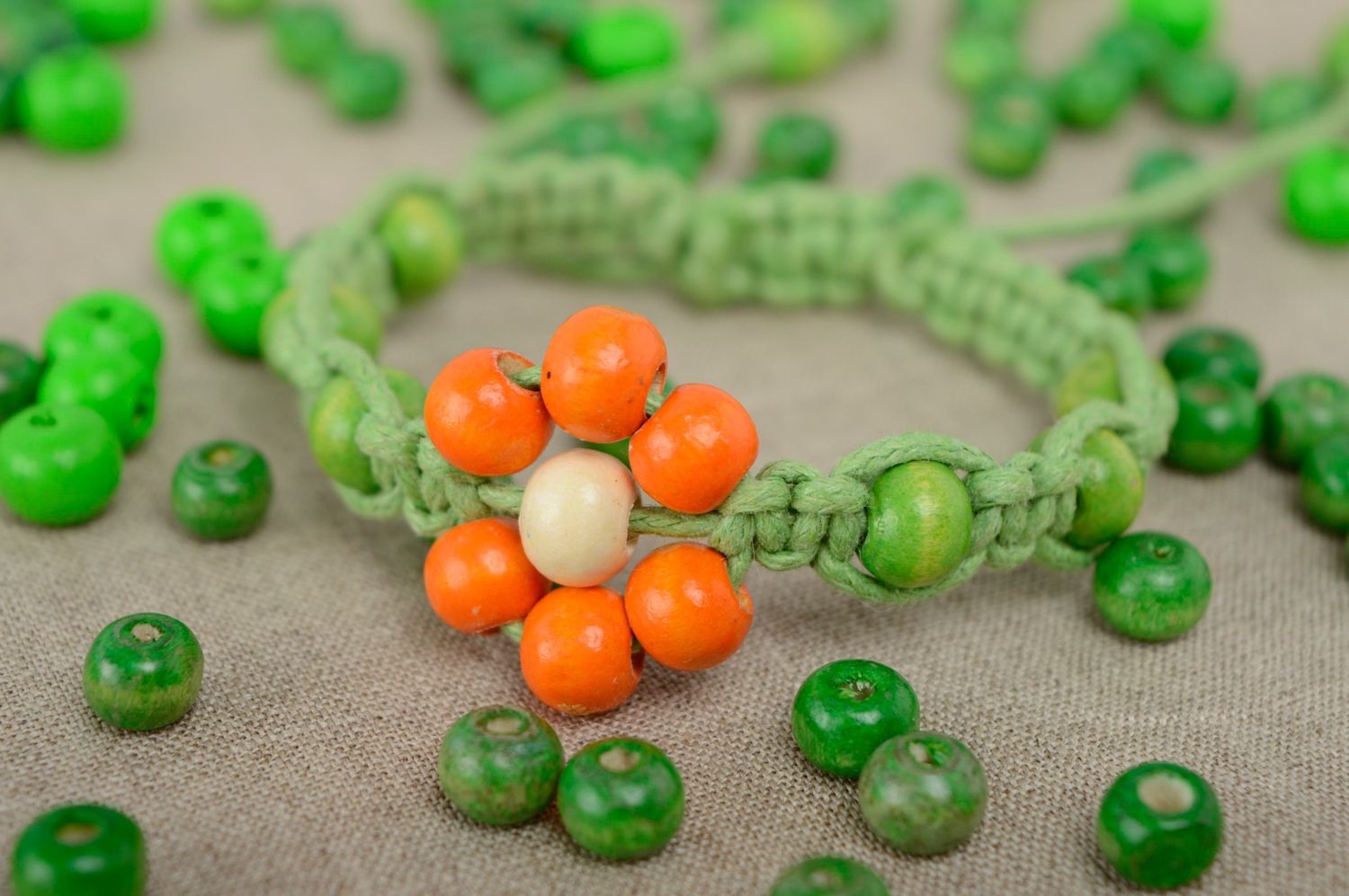 Bracelet en macramé de lacet ciré et perles en bois vert fleur fait main femme photo 2