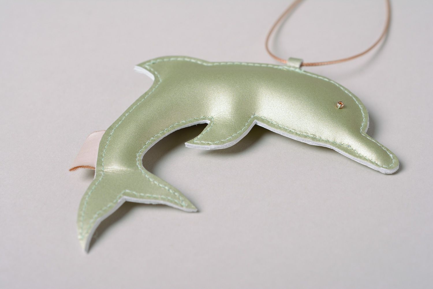 Colgante para bolsos de cuero con forma de delfín hecho a mano  foto 4