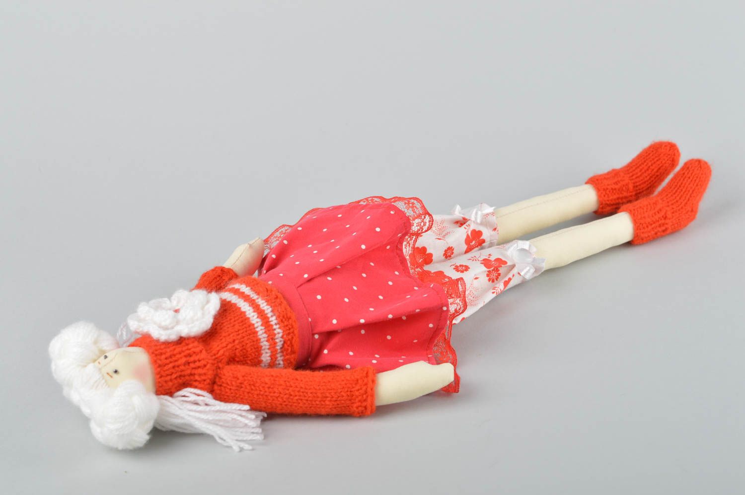 Кукла ручной работы кукла из ткани с белыми волосами мягкая кукла в красном фото 2