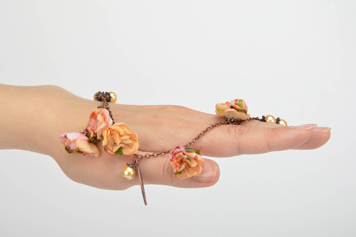 Bracciale con fiori in tessuto fatto a mano accessorio originale da donna foto 2