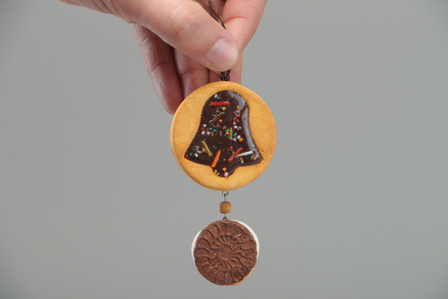 Suspension décorative en pâte polymère biscuit avec cloche faite à la main photo 4