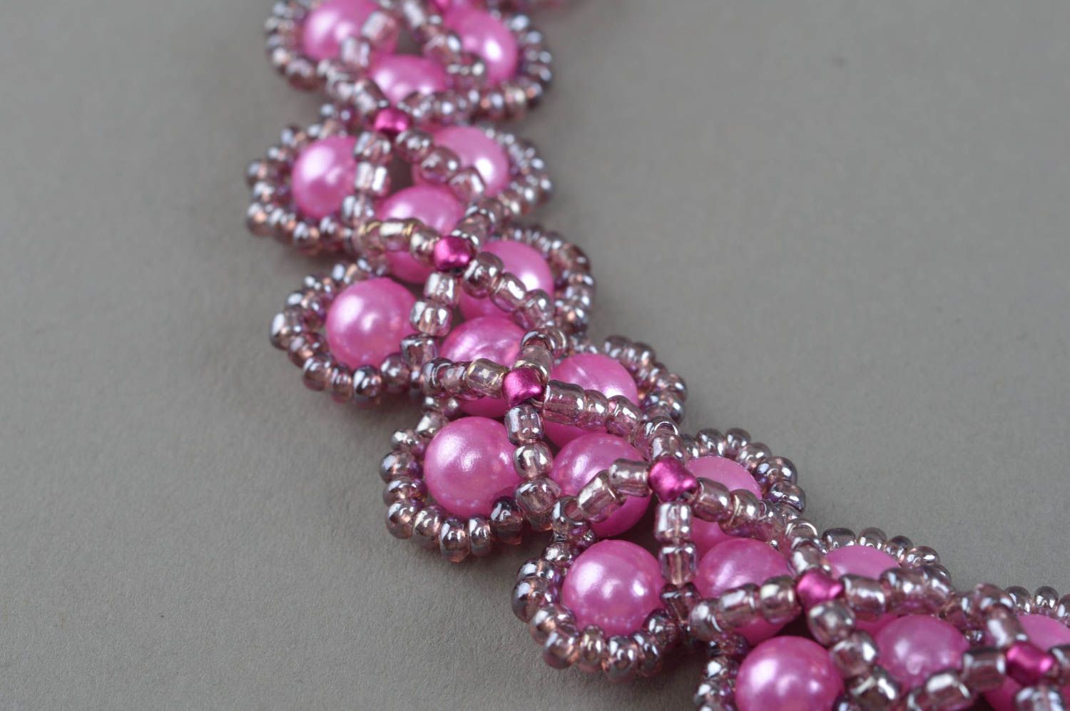Collier en perles de rocaille et perles fantaisie rose délicat fait main photo 3