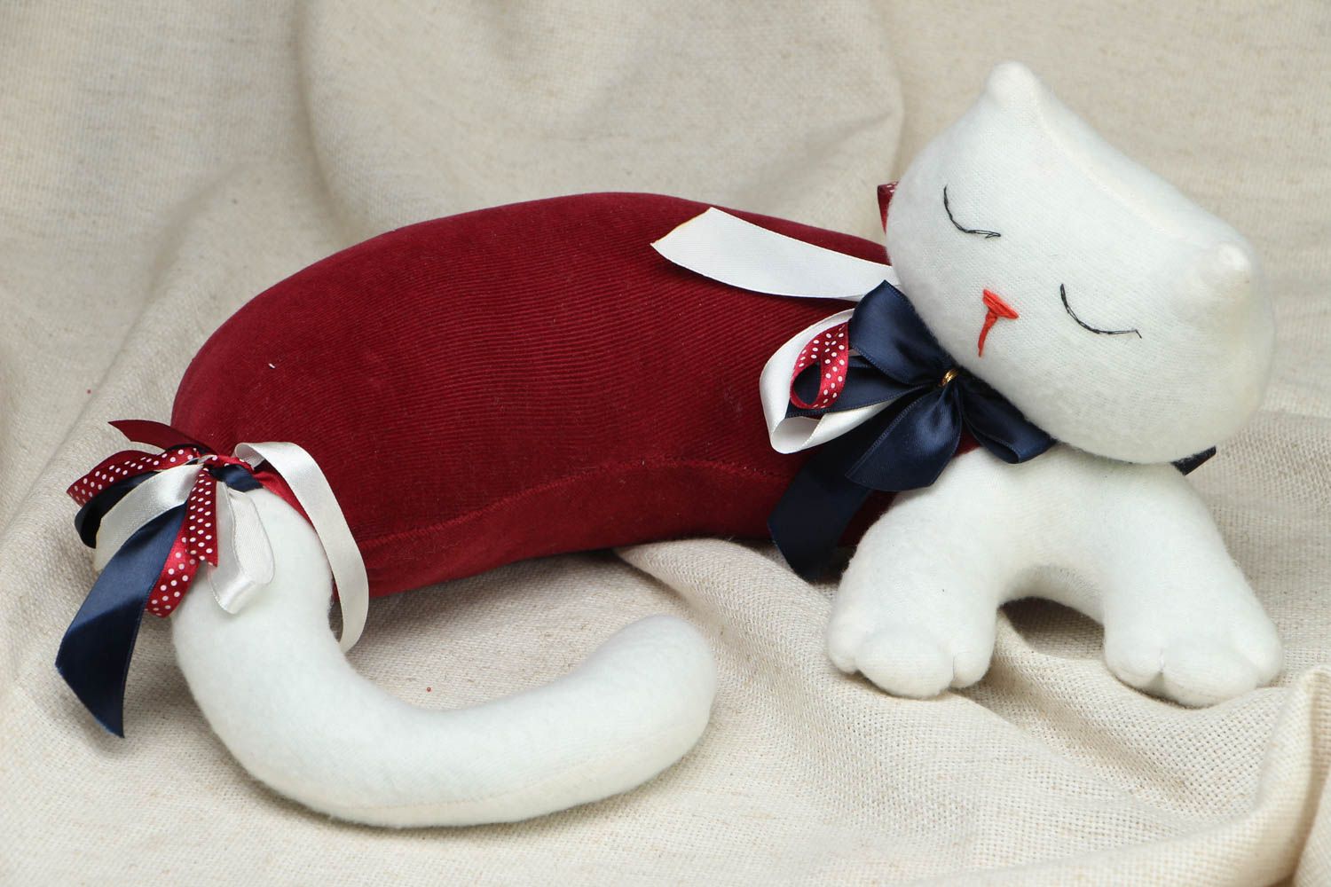 Мягкая игрушка-подушка в виде спящего кота фото 1