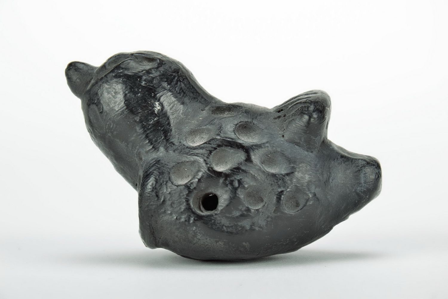 Silbato  hecho a mano en cerámica negra y ahumada foto 3