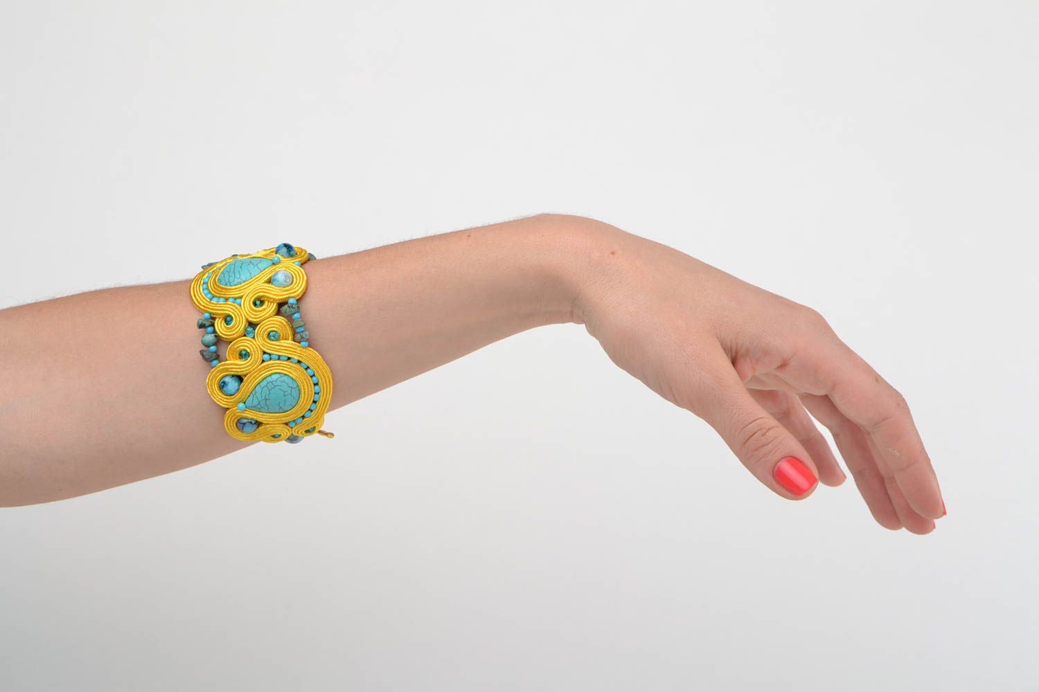 Bracelet fait main design original avec perles technique soutache avec turquoise photo 1