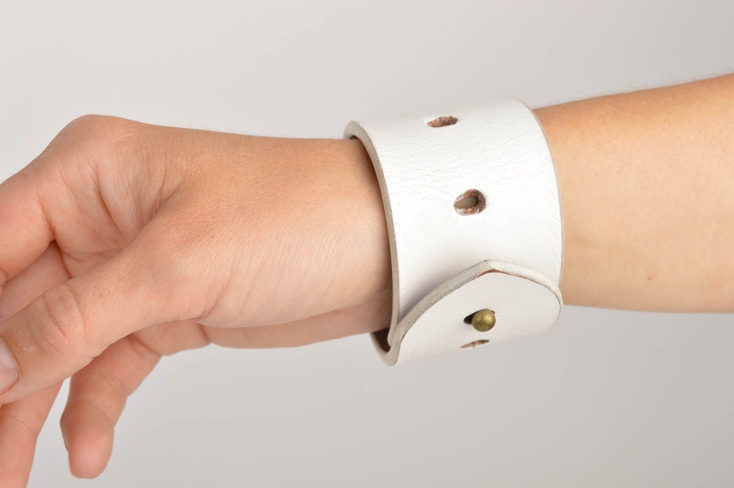 Bracelet large Bijou fait main en vrai cuir blanc stylé Cadeau insolite photo 2