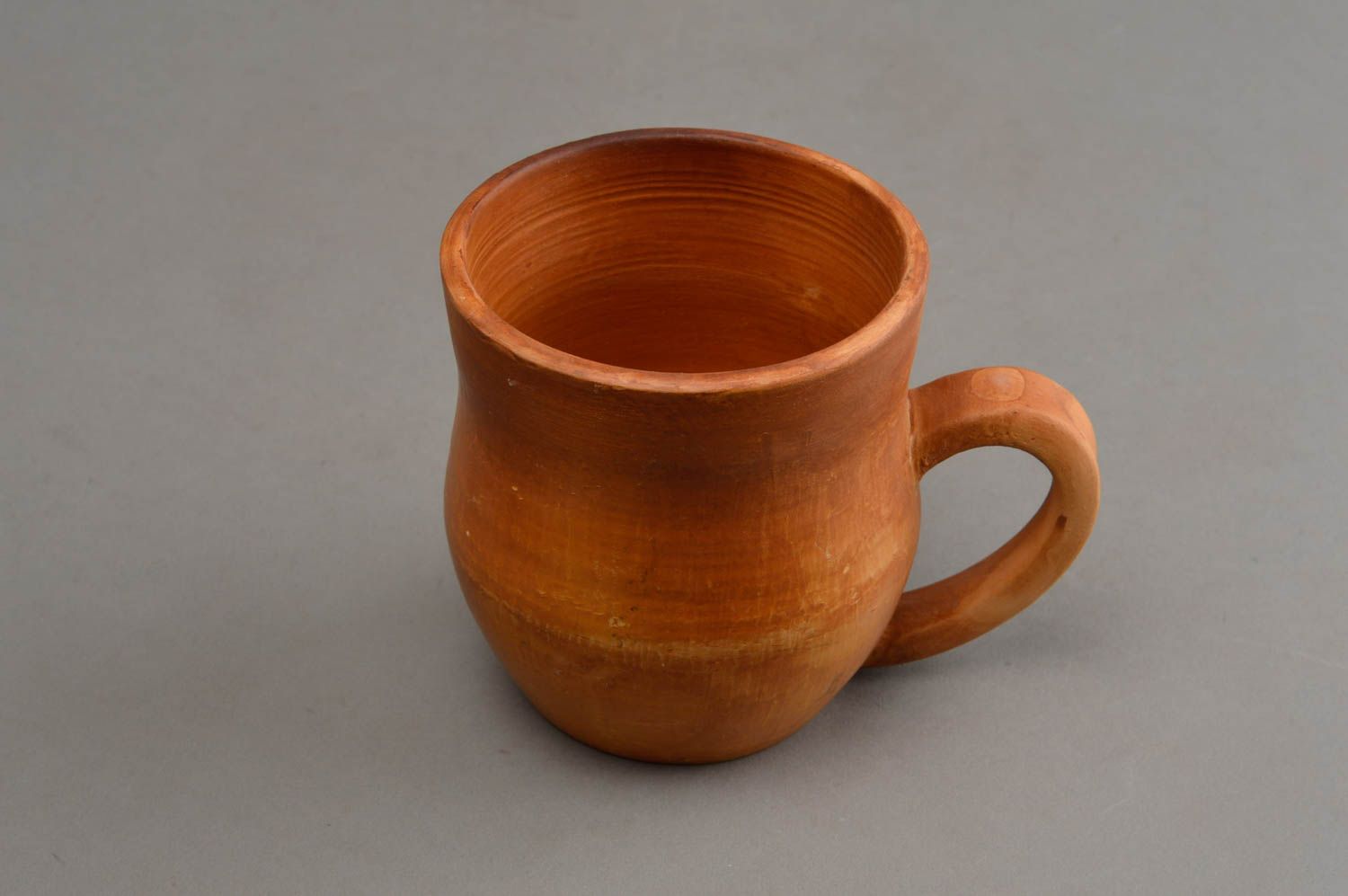 Глиняная чашка большая коричневая светлая ручной работы объемом 350 мл фото 3
