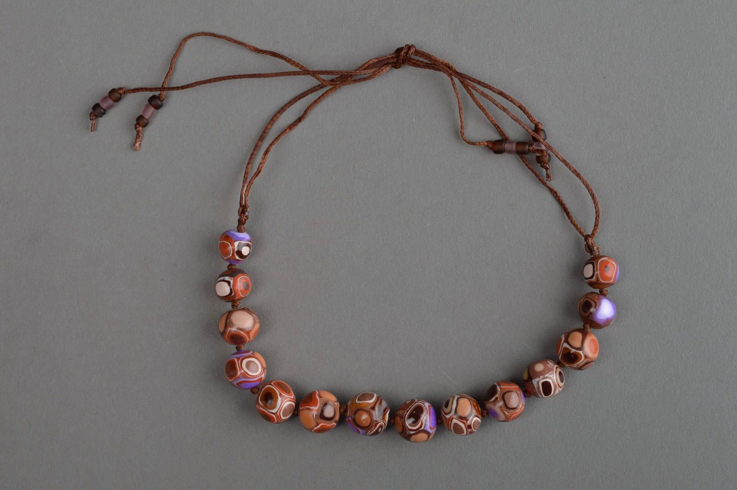 Handgemachte stilvolle lange Halskette aus Polymerton in Braun für Damen  foto 2