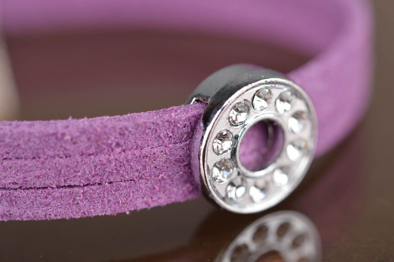 Pulsera de gamuza de color violeta hecha a mano estilosa de autor para chicas foto 3