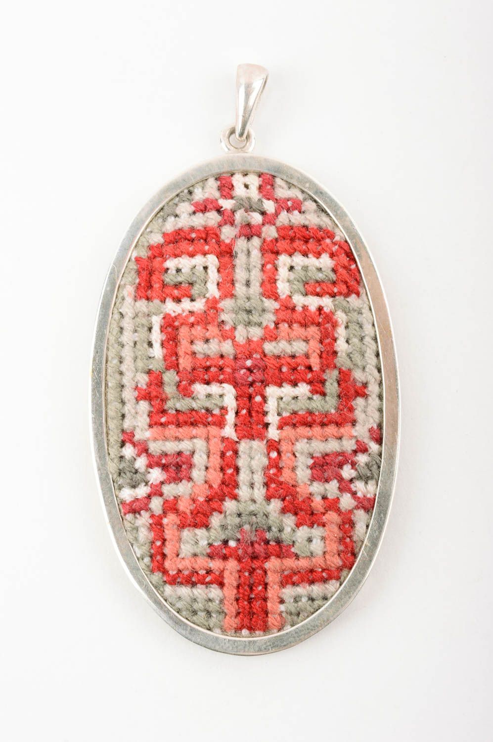 Pendentif argent Bijoux fait main ovale brodé Accessoire femme design ethnique photo 1