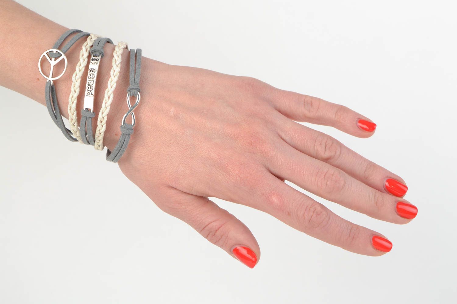 Bracelet fait main de lacet en daim avec pendeloque gris blanc accessoire photo 2