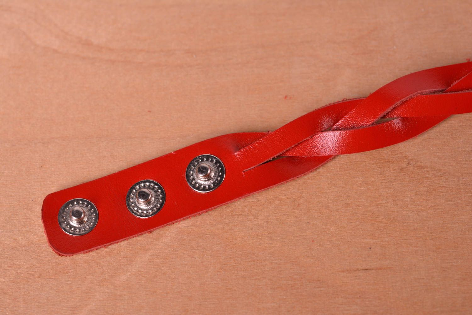 Bracelet cuir Bijou fait main de couleur rouge Accessoire femme cadeau photo 4