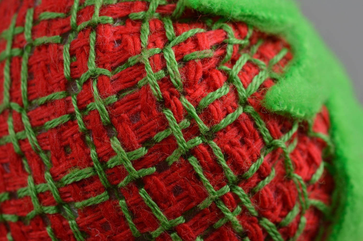 Jouet mou décoratif en canevas et fils moulinés fait main fraise rouge photo 5