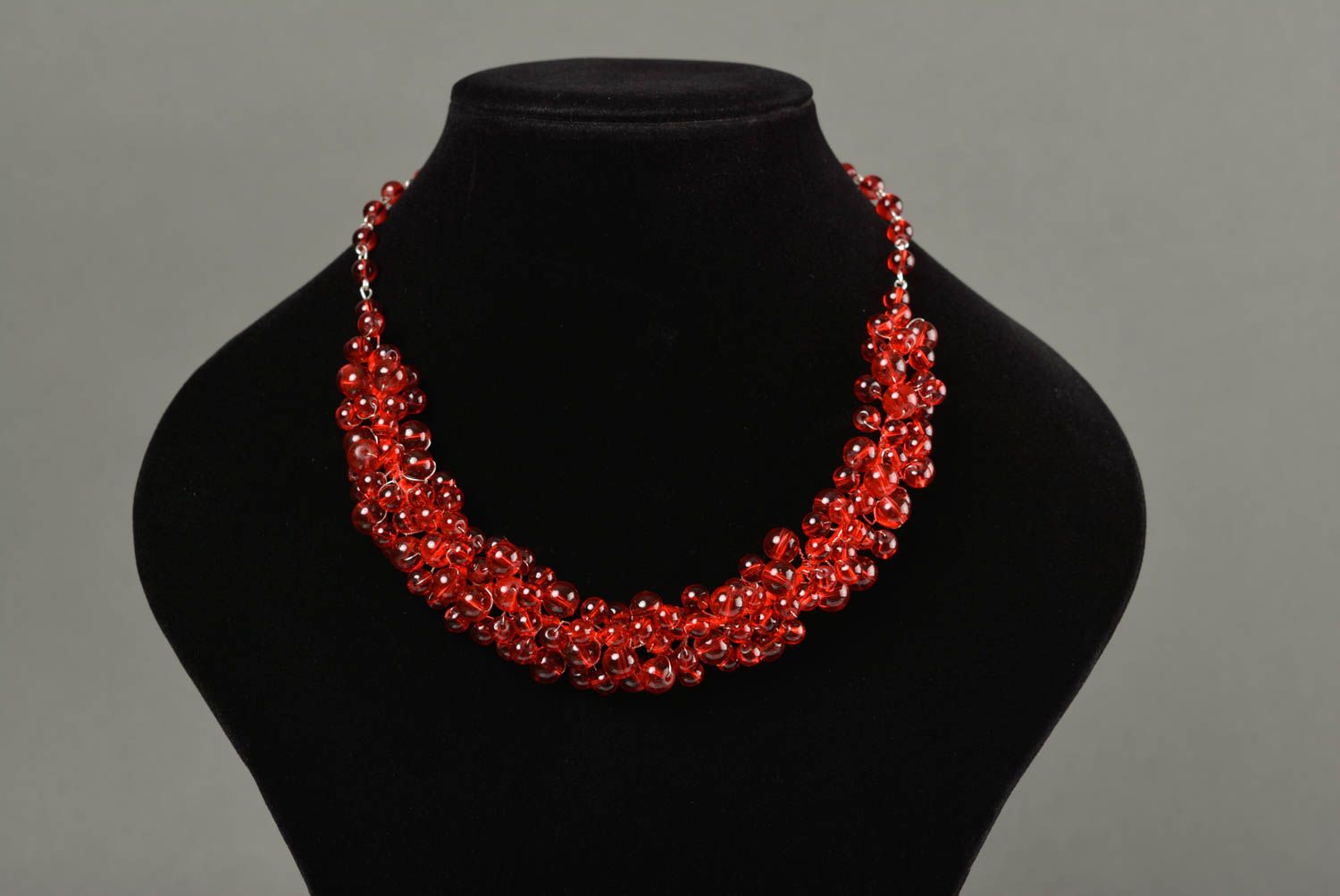 Handmade designer bright female necklace of red beads on a wire photo 3