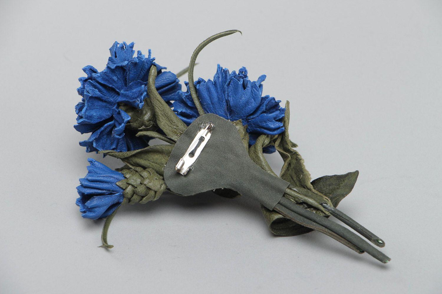 Schöne künstlerische handmade blaue Brosche aus Leder in Form der Flockenblumen foto 5