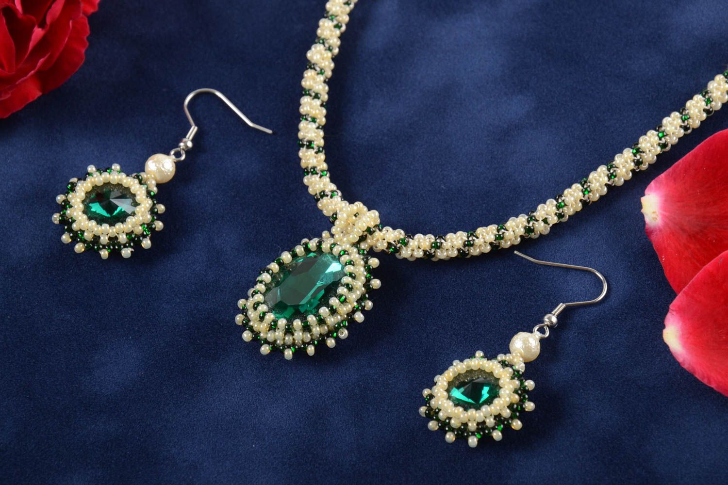 Parure de bijoux en perles de rocaille faits main collier et boucles d'oreilles photo 1