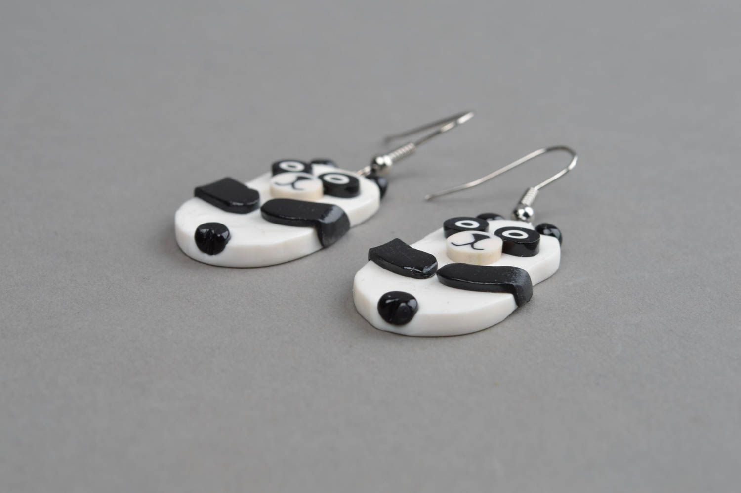 Kindliche handgemachte Ohrringe mit Anhängern Pandas aus Polymerton für Mädchen foto 3