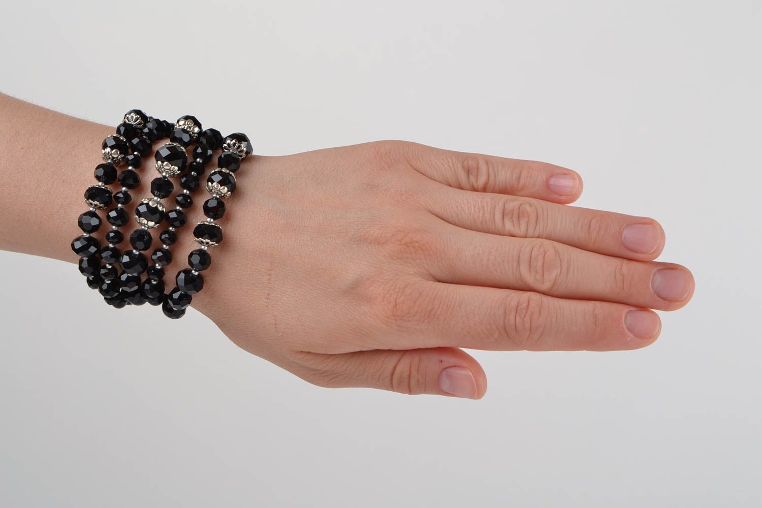 Bracelet multirang en perles noires de verre tchèque fait main large élégant photo 2