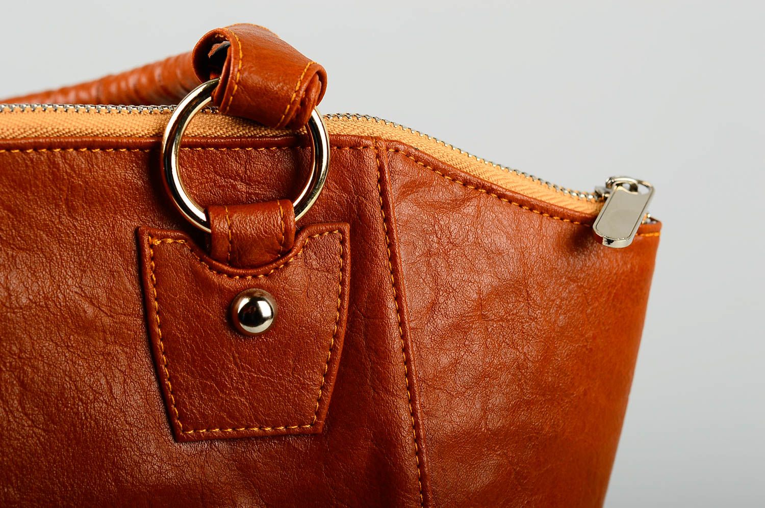 Сумка ручной работы сумка на плечо из кожзама женская сумка коричневая стильная фото 4