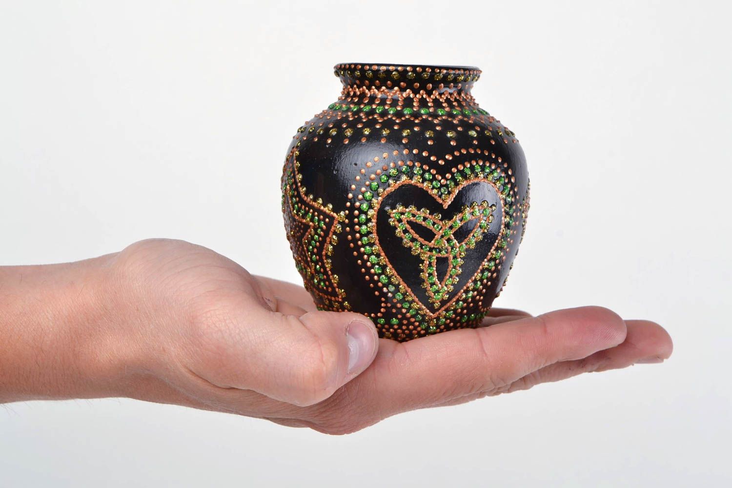 Petit vase peint de couleurs acryliques en argile fait main noir ornementé photo 2